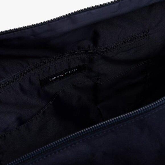 NWOT Tommy Hilfiger Weekend Duffle Bag - Picture 4 of 4